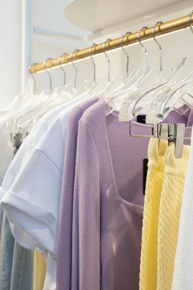 How to Build a Minimalist Wardrobe: Tips for a Stylish and Sustainable Closet